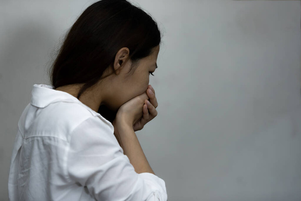Азійська дівчина, яка вживає наркотики і безнадійну концепцію, почуваючи себе відсутньою, самотній - Фото, зображення