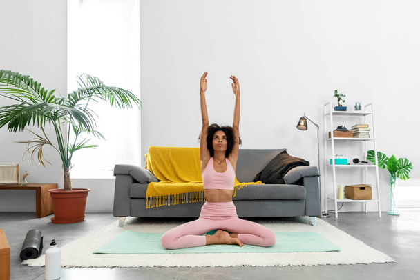 Afro mujer practicando yoga en casa - Foto, Imagen