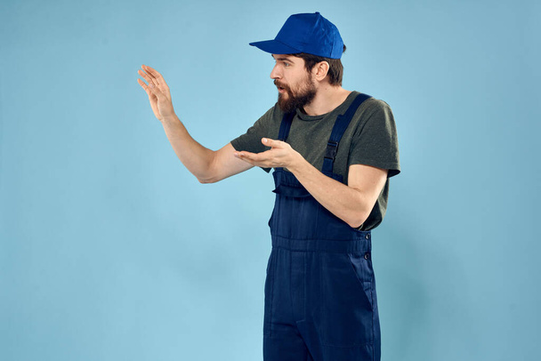 άνθρωπος στην εργασία ομοιόμορφη επαγγελματική εργασία lifestyle παράδοση υπηρεσία μπλε φόντο - Φωτογραφία, εικόνα
