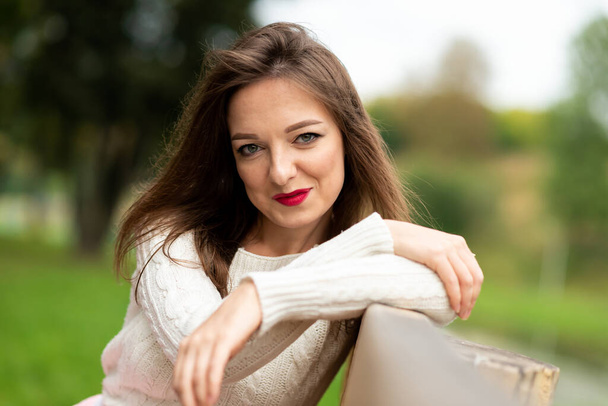 Portrait of a girl on a Park bench. - Valokuva, kuva