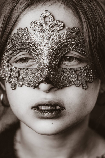 Маленькая девочка в костюмах для праздницы Хеллоуина. Вечірка на Хелловін, фото персонажів Хелловін. Підліток. Вампір - Фото, зображення