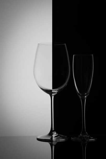 Deux gobelets en verre sur fond dégradé - Photo, image