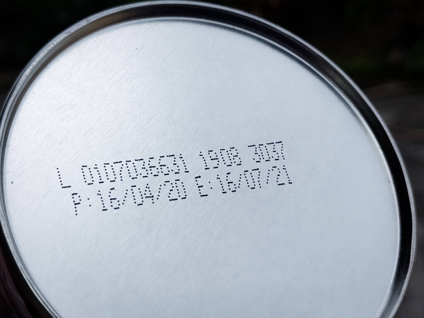 Datum a použitelnost balení Datum informace na dně konzervovaného mraženého krmiva s místem pro kopírování. - Fotografie, Obrázek