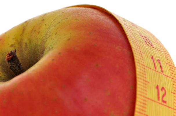 Υγιεινή διατροφή έννοια με ένα μήλο και μια μοδίστρα χάρακα close-up  - Φωτογραφία, εικόνα