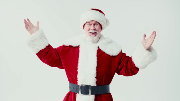 aufgeregter Weihnachtsmann redet, gestikuliert und berührt Gürtel isoliert auf weißem Grund - Filmmaterial, Video