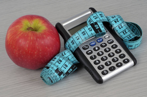 Concept de régime avec pomme, calculatrice et compteur flexible - Photo, image