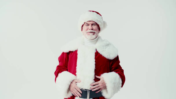 ενθουσιασμένοι Santa Claus γέλιο και συγκινητική κοιλιά απομονώνονται σε λευκό - Πλάνα, βίντεο