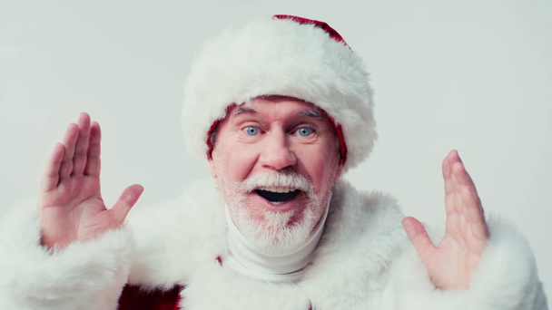 Şaşırmış ve heyecanlı Noel Baba, beyazlar üzerinde izole bir şekilde el kol hareketi yapıyor ve konuşuyor. - Video, Çekim