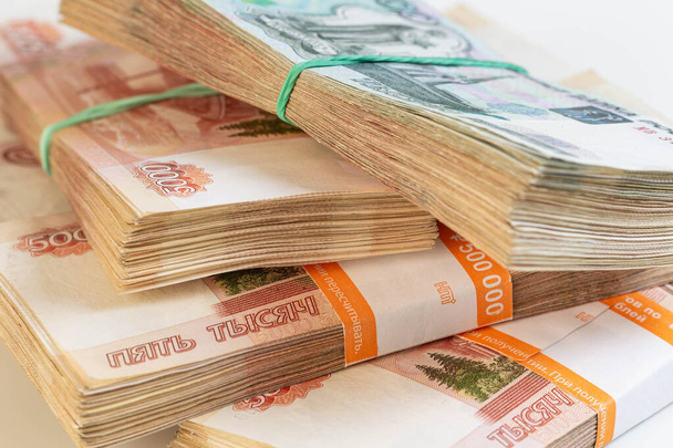 Russische roebel. Close-up van een grote stapel bankbiljetten. - Foto, afbeelding