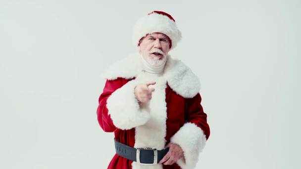 rigoroso Babbo Natale parlando e scodinzolando dito a fotocamera isolata su bianco - Filmati, video