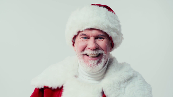 allegro Babbo Natale sorridente e ridente della fotocamera isolata sul bianco - Filmati, video