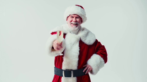vrolijk santa claus houden glas champagne geïsoleerd op wit - Video