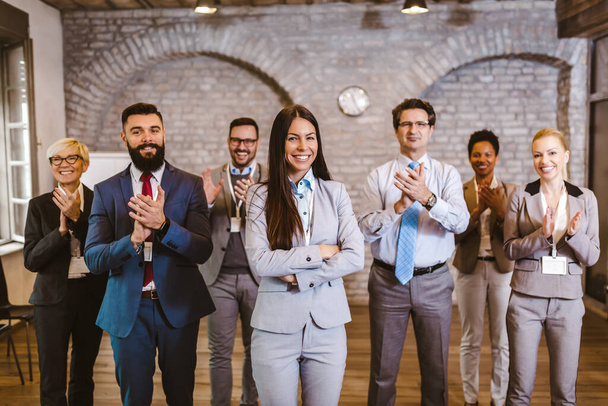 Retrato de equipe de negócios confiante em pé no escritório com as mãos cruzadas - Foto, Imagem