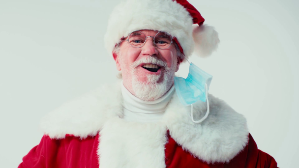 Babbo Natale togliersi la maschera protettiva e ridere isolato su bianco - Filmati, video