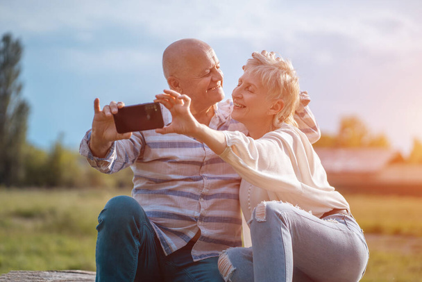 feliz casal sênior namoro, tomando selfie e se divertir ao ar livre - Foto, Imagem