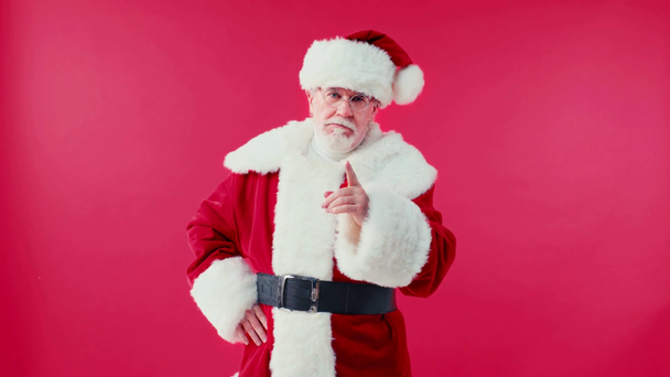 Sıkı Noel Baba, elleri kalçasında sallanan parmak kırmızıda izole edilmiş. - Video, Çekim
