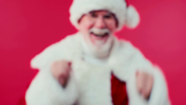 allegro Babbo Natale danza su sfondo sfocato isolato su rosso - Filmati, video