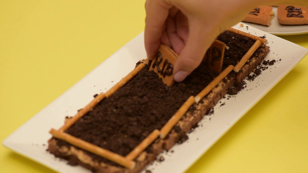 rack focus di donna mettendo biscotti con scritte strappi sul cioccolato sbriciolato  - Filmati, video