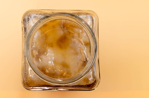 Vista superior de um frasco de vidro contendo bebida probiótica chamada kombucha - Foto, Imagem