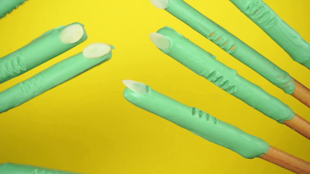 focus pull de cookies flippants avec des ongles en flocons d'amandes sur jaune  - Séquence, vidéo