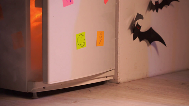 fausse jambe apparaissant du réfrigérateur effrayant avec de la fumée près de la personne, concept halloween  - Séquence, vidéo