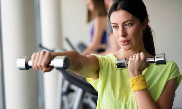 Portrait of attractive young fit woman in gym - Φωτογραφία, εικόνα