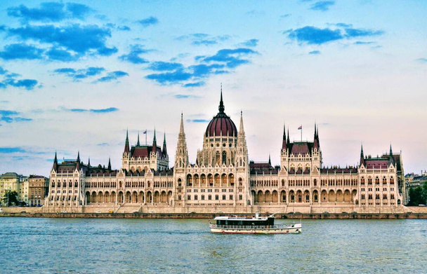 Tuna Nehri yakınlarındaki Budapeşte Parlamento Binası. Macaristan - Fotoğraf, Görsel