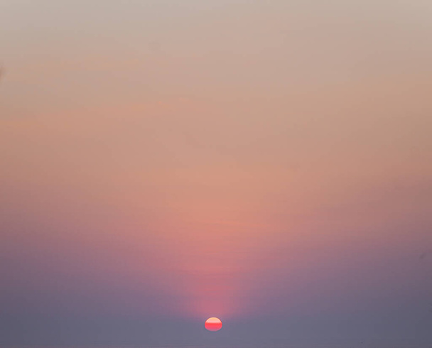 Εικόνα του δραματικού και πολύχρωμου ουρανού με ήλιο κατά τη διάρκεια του ηλιοβασιλέματος το καλοκαίρι - Φωτογραφία, εικόνα