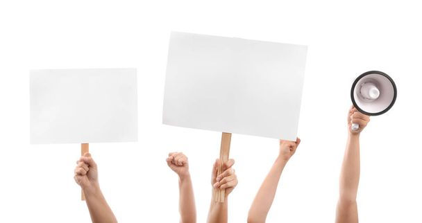 Руки протестующих людей с мегафоном и плакатами на белом фоне - Фото, изображение