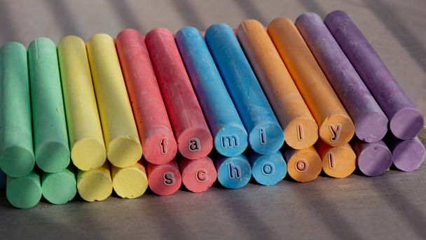 Крупный план радужных карандашей. Цвета радуги. Цветные карандаши. Школьная семья. - Фото, изображение