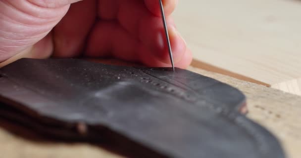 skórzany rzemieślnik dziura w ręcznej pracy, wyroby skórzane ręcznie i ręcznie szyte akcesoria, takie jak portfel skórzany lub buty są popularne skórzane, człowiek robi ręcznie skórzane moda - Materiał filmowy, wideo