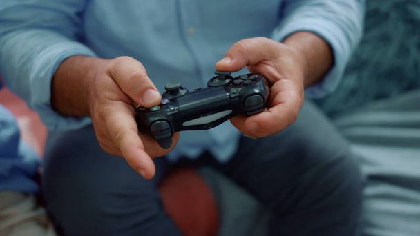 Hombre mayor manos jugando con joystick. Manos masculinas usando gamepad para el juego - Foto, Imagen