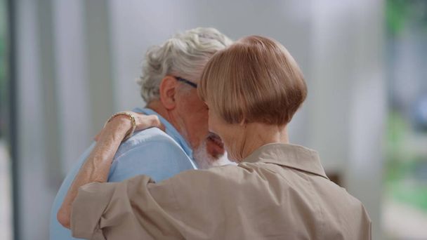 Homme et femme âgés dansant à la maison. Couple d'âge mûr tenant la main pendant la danse - Photo, image