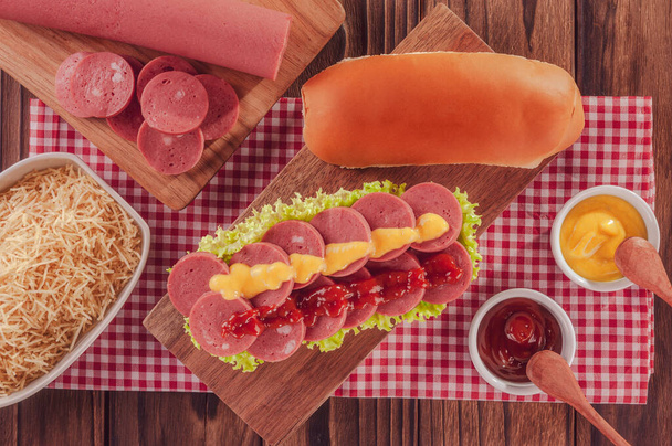 Hotdog met grote worst - Top view - Foto, afbeelding