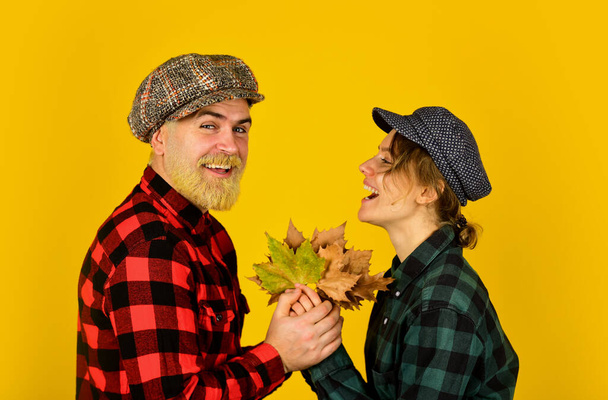 Autumn fun. retro couple of farmers. Harvest time. Thanksgiving autumn holiday. in fall colors. Making maple syrup. Canada. falling leaves, autumn floral elements. bearded man and girl peaked cap - Foto, Imagem