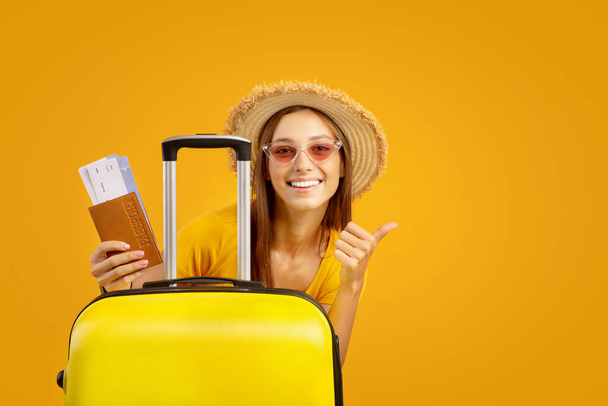 Glückliche Frau mit Sonnenbrille und Sommerhut zeigt Daumen hoch - Foto, Bild