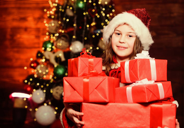 Праздничная атмосфера рождественского дня. Костюм Девчонки Санта Клауса держит рождественскую подарочную коробку. Купи подарок. Открытый подарок. Счастливые моменты. Распродажа зимнего сезона. Шоппинг и скидка. Рождество - время пожертвований - Фото, изображение