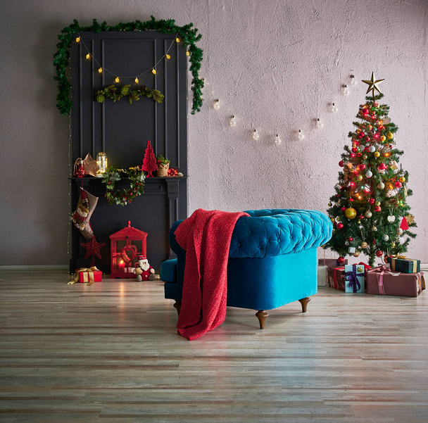 Ano novo e decoração de interiores de Natal, parede de pedra, lareira clássica cinza, caixa de presente de abeto. Poltrona azul. - Foto, Imagem