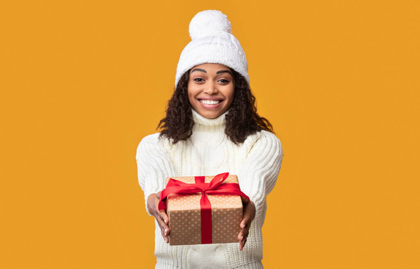 Afroamerykanka daje prezent pudełko do kamery - Zdjęcie, obraz