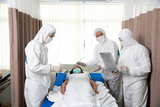 Les médecins portant des vêtements anti-virus aident les patients infectés par le virus à l'hôpital. - Photo, image