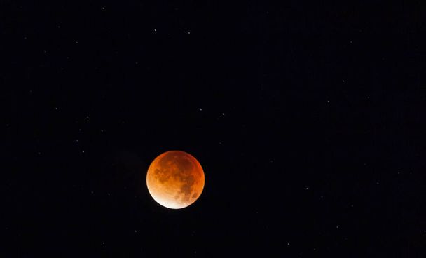 Imagem de perto da lua de sangue durante o eclipse lunar à noite - Foto, Imagem
