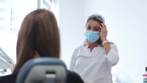 Νεαρή γυναίκα οδοντίατρος Υποδοχή στην ορθοδοντική Αντικατάσταση σιδεράκια στίλβωση Gel συγκόλληση - Πλάνα, βίντεο