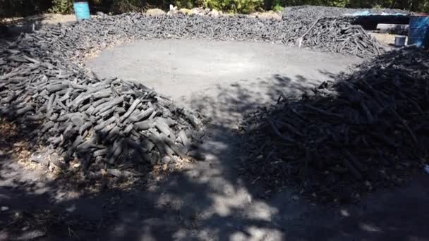 Pilha de carvão vegetal para produção tradicional de carvão vegetal a partir de madeira de carvalho, faia - Filmagem, Vídeo