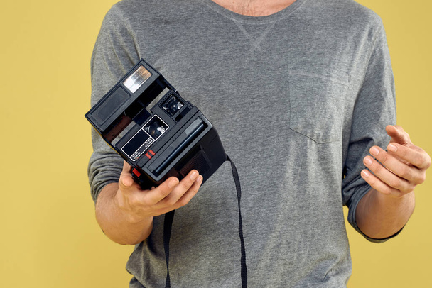 Фотокамера в руках мужчины профессиональное оборудование хобби Студия творческого подхода обрезанный вид - Фото, изображение