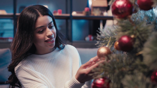 feliz afro-americana mulher decorando árvore de natal - Filmagem, Vídeo