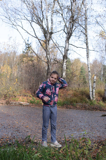 Dziewczyna na jesiennym spacerze w lesie - Zdjęcie, obraz