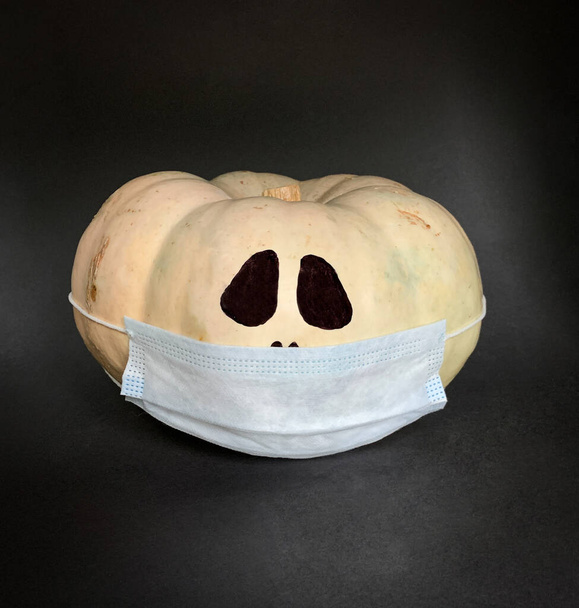 Halloween calabaza jack o linterna con máscara facial médica como protección de infecciones por virus - Foto, Imagen