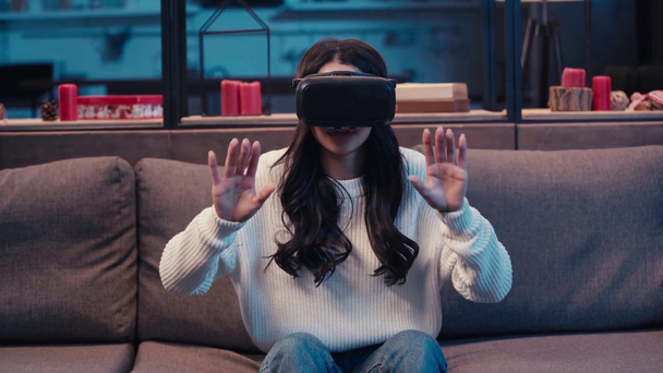 afro-americana em realidade virtual headset gesticulando em casa - Filmagem, Vídeo
