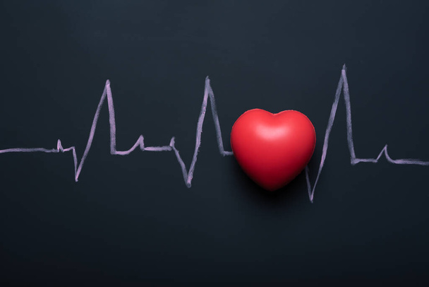 červený křídový signál srdeční frekvence na tabuli - Fotografie, Obrázek