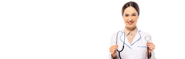 Panoramische opname van arts in witte vacht met stethoscoop geïsoleerd op wit - Foto, afbeelding